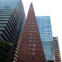 三角大楼：在世界各地摩天大楼中，它的三角状外观显得格外独特