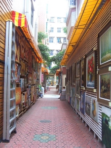 村民楼之间狭窄的巷子成了陈列画的画廊