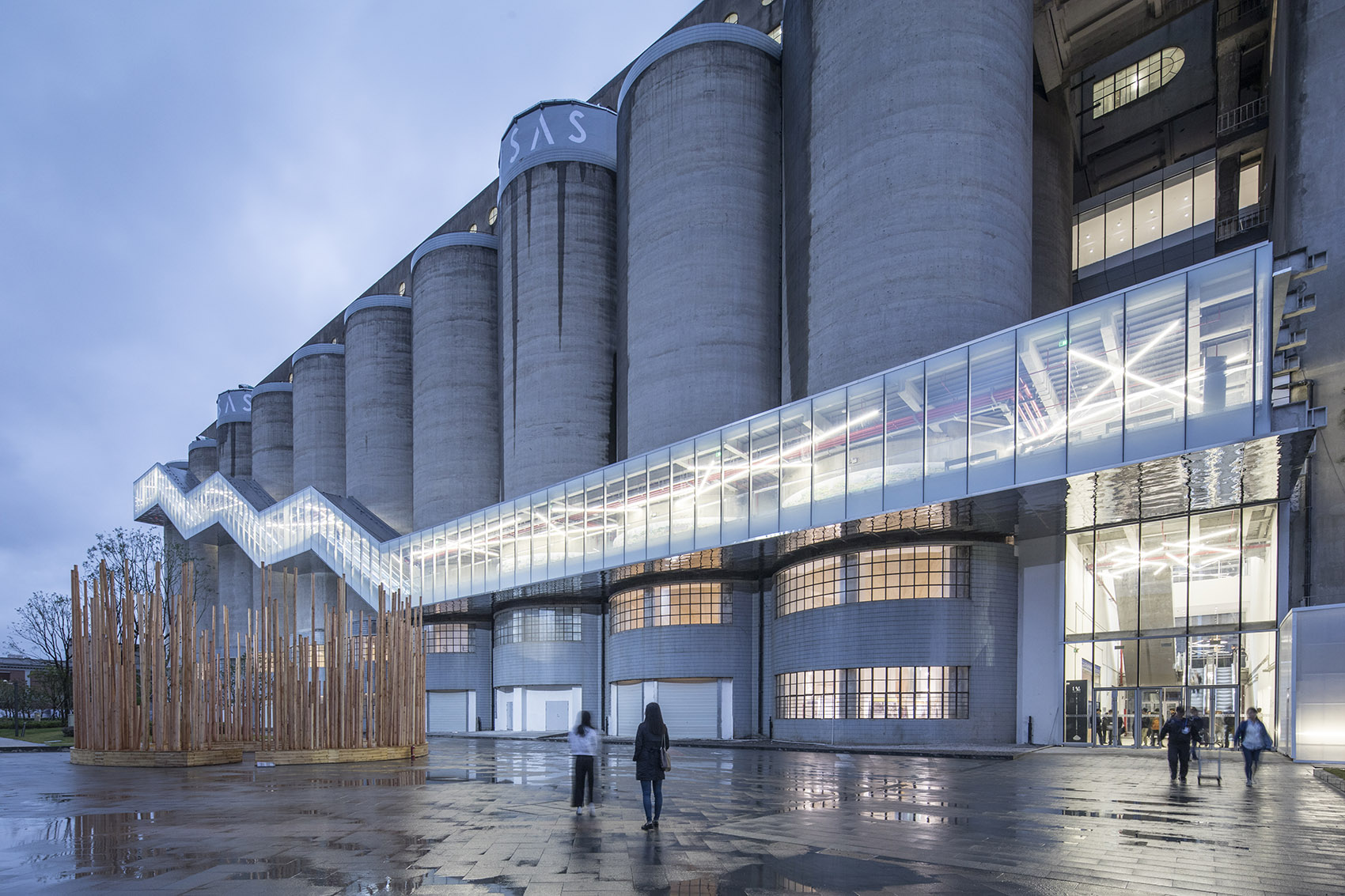 011-renovation-of-80000-ton-silos-on-minsheng-wharf-china-by-atelier-deshaus.jpg