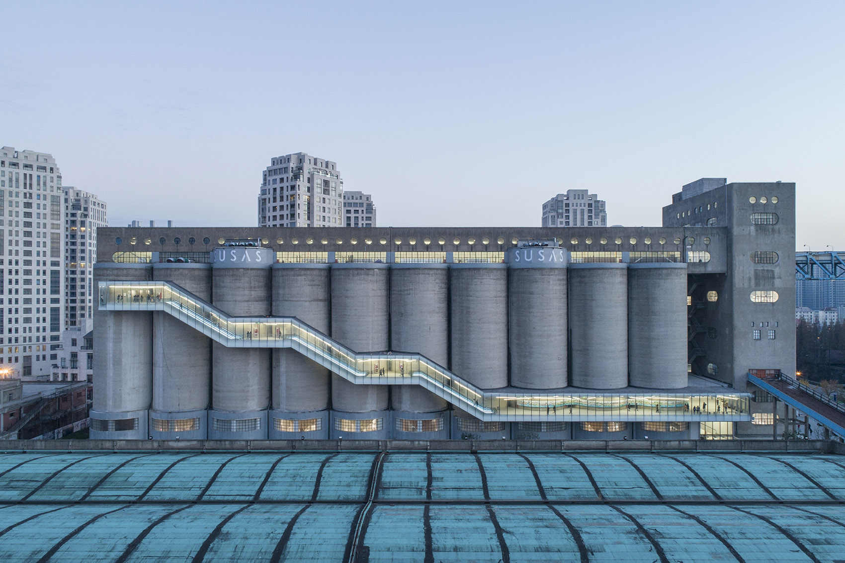 026-renovation-of-80000-ton-silos-on-minsheng-wharf-china-by-atelier-deshaus.jpg