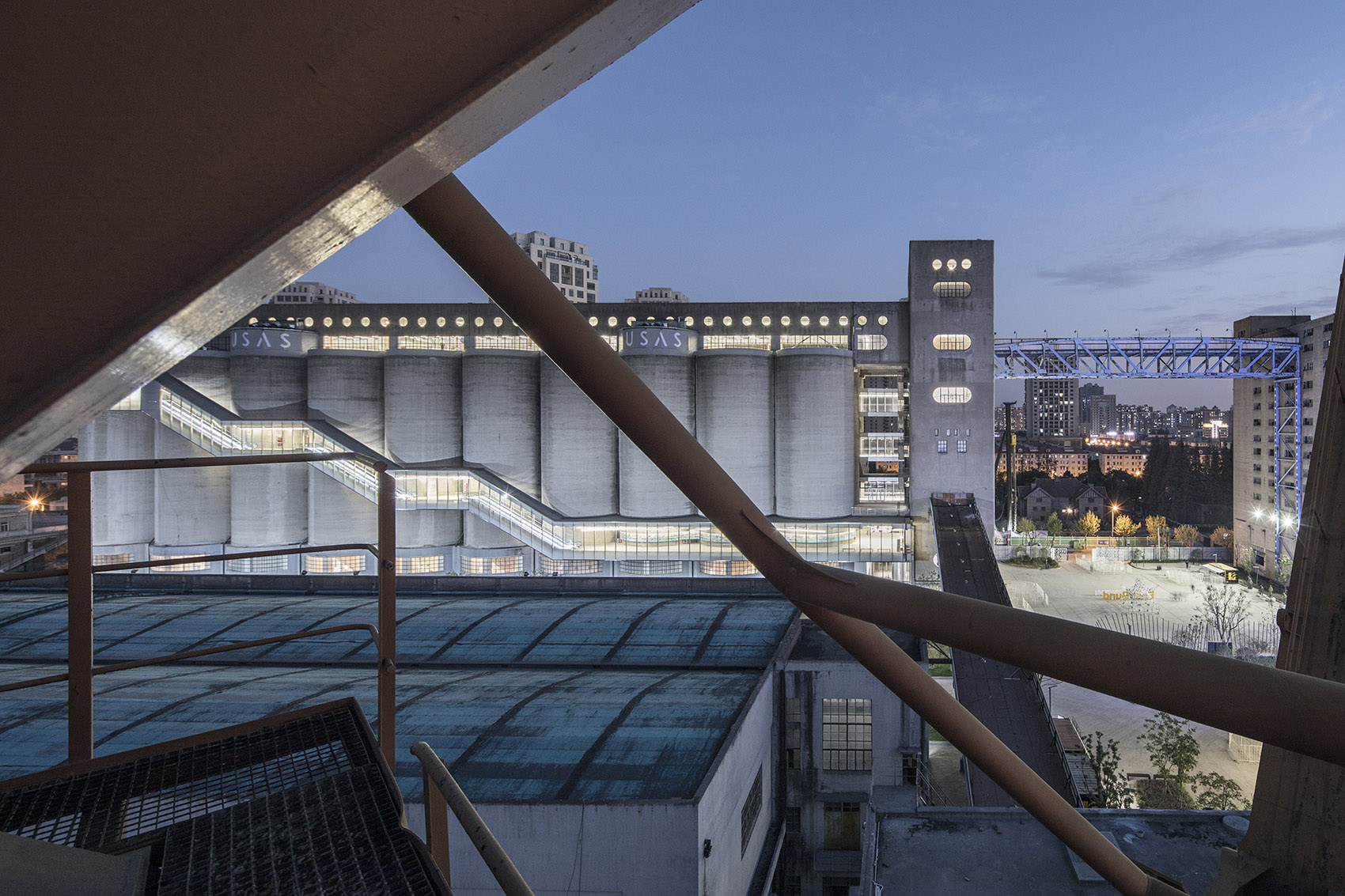 002-renovation-of-80000-ton-silos-on-minsheng-wharf-china-by-atelier-deshaus.jpg